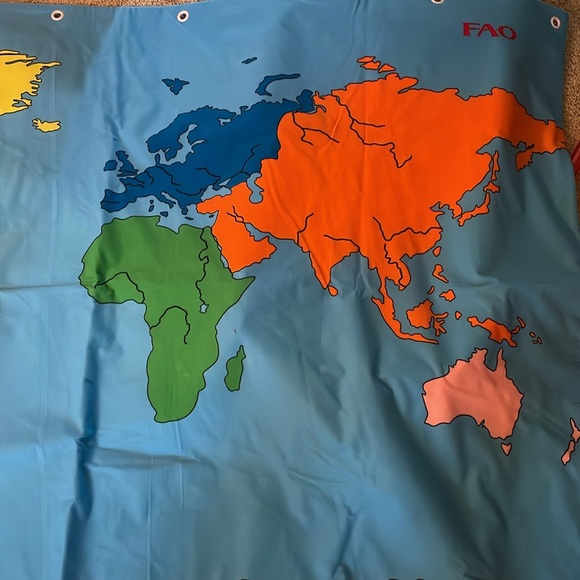 FAO Schwarz world map wall mat & carry - Picture 6 of 8